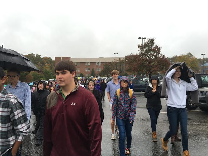 Students and faculty exit the Upper School as the fire alarm sounds (Mikaela Towler/Staff Photo).